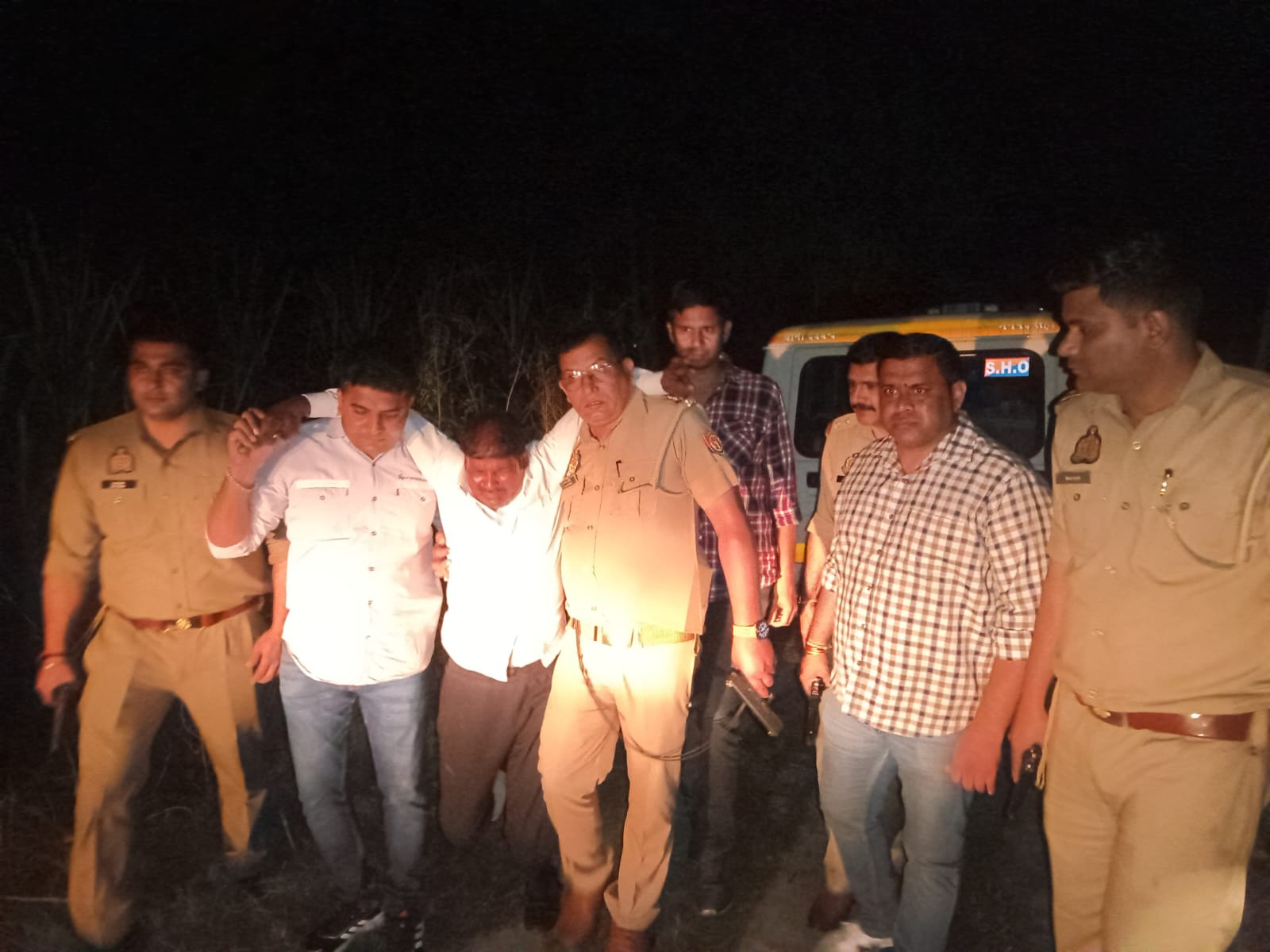 देवबंद में पुलिस और गो-तस्करों के बीच मुठभेड़, एक गो-तस्कर गोली लगने से घायल, दूसरा फरार