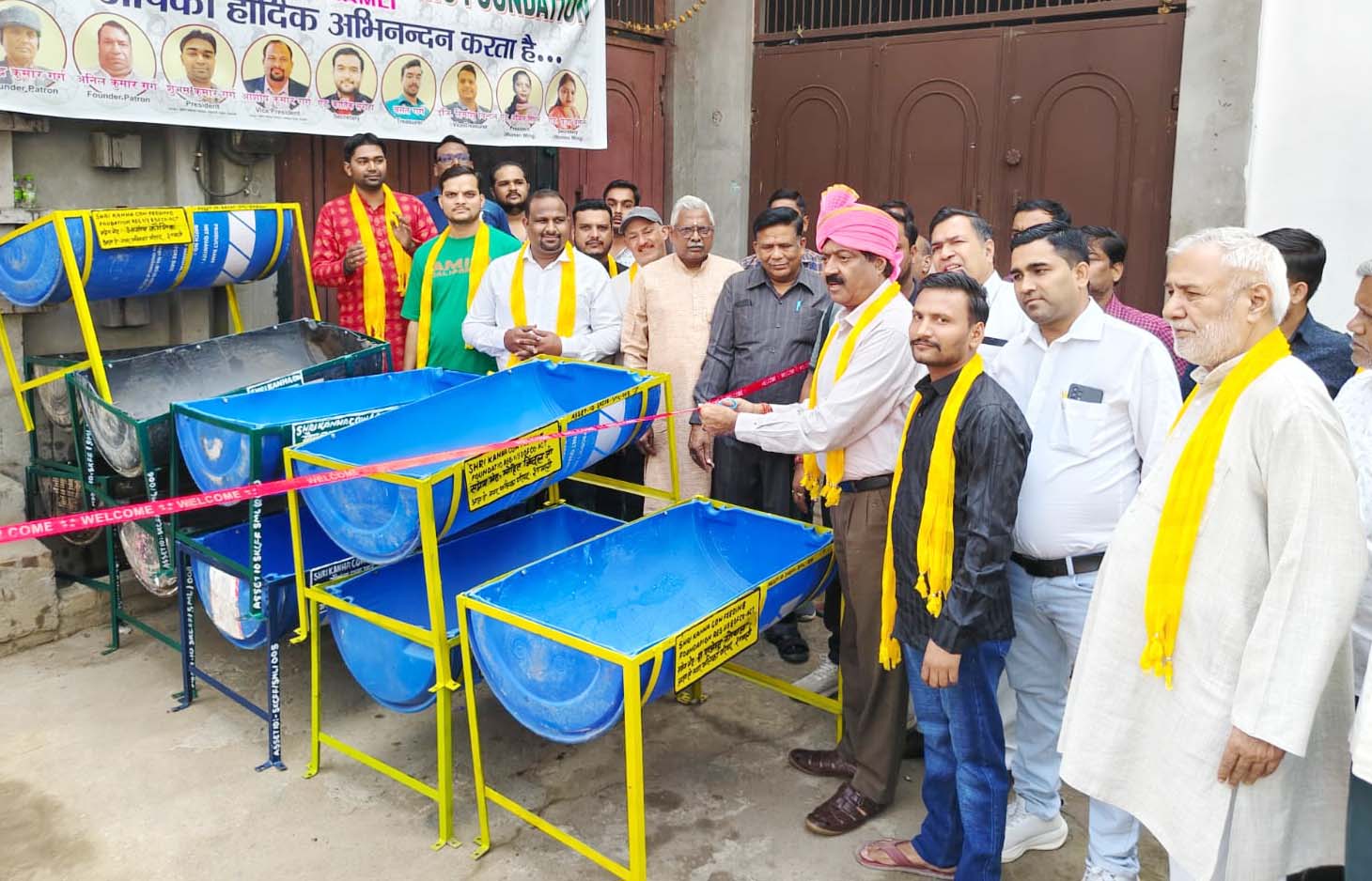शामली: श्री कान्हा काउ फीडिंग फाउंडेशन ने 10 पोर्टेबल गौग्रास पात्रों का किया उद्घाटन