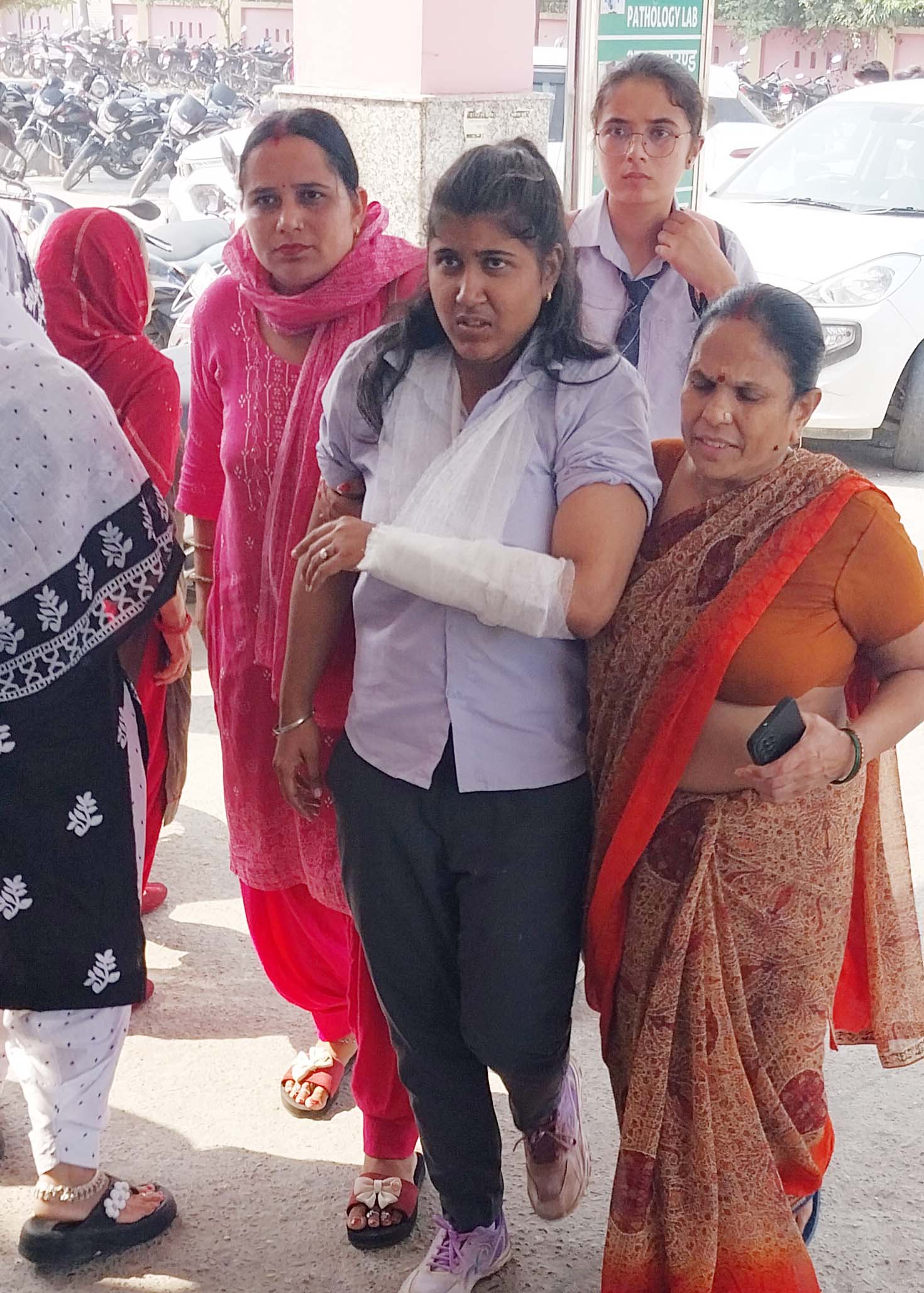 शामली: तेज रफ्तार बाइक सवार ने छात्रा को मारी टक्कर, हाथ की हड्डी टूटी