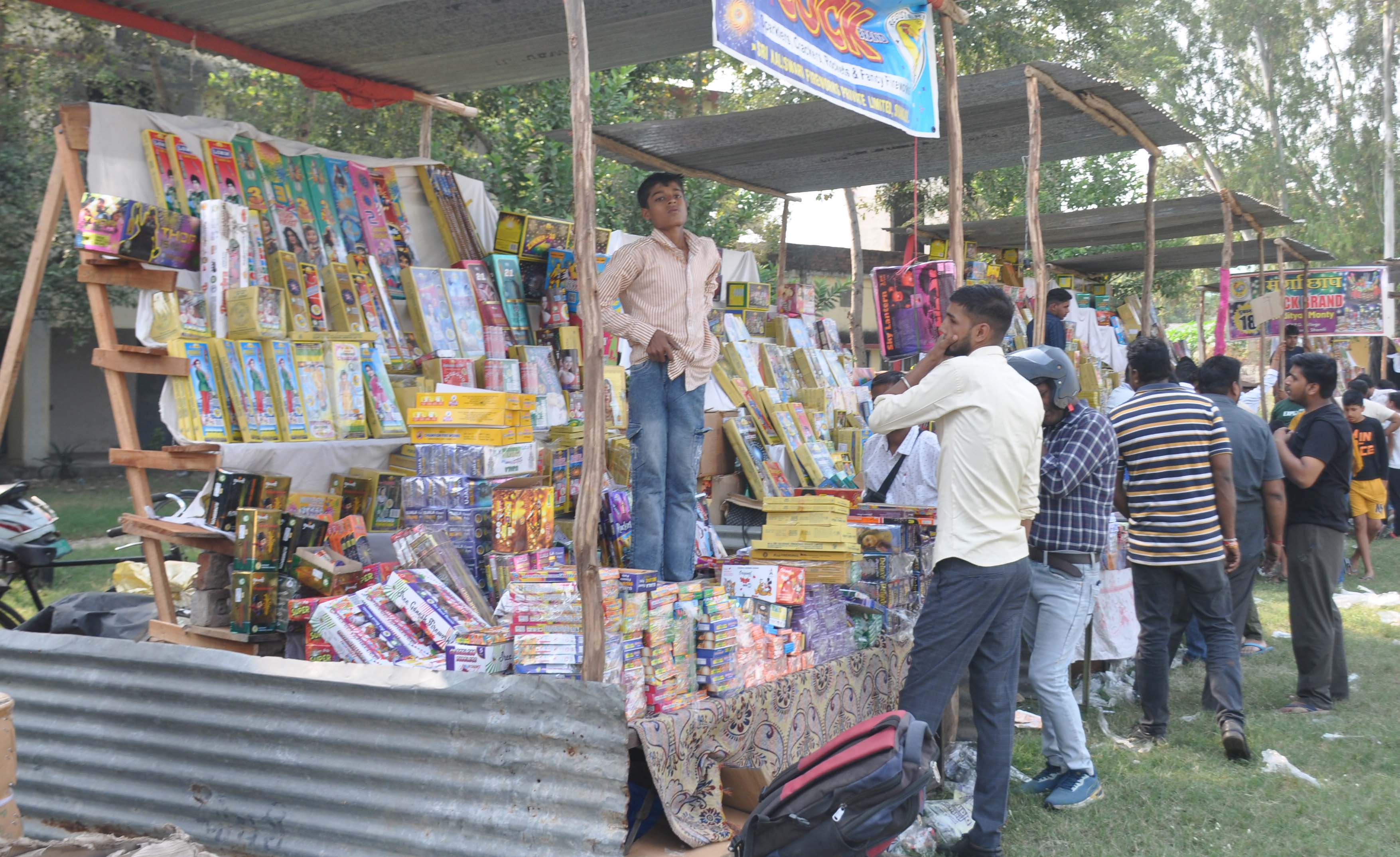 शामली में दीपावली की धूम: आतिशबाजी, रोशनी और भक्तिभाव से जगमगाया पूरा शहर