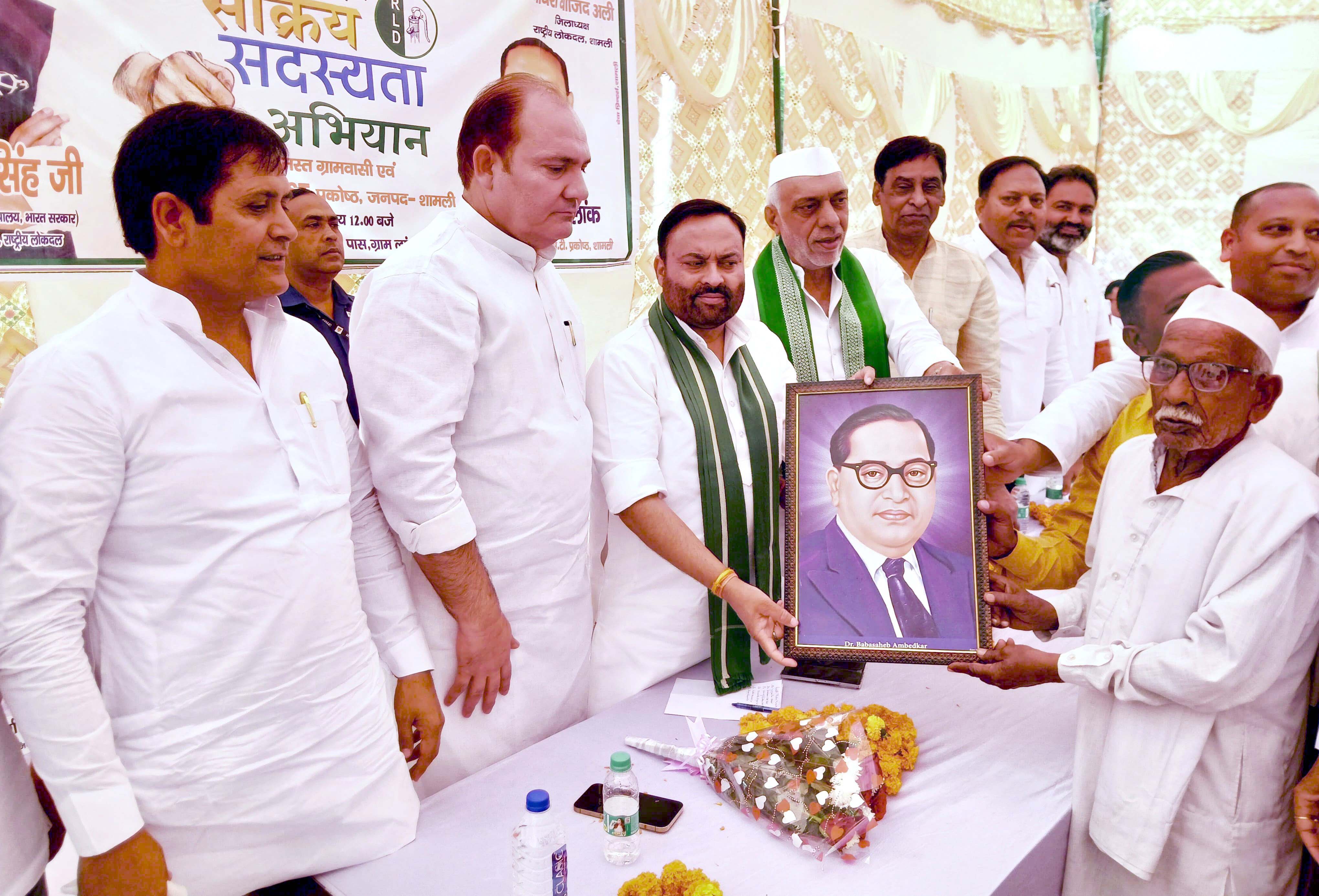 शामली: राष्ट्रीय लोकदल ने ग्राम लांक में सदस्यता अभियान का आयोजन, कार्यकर्ताओं ने ली नीतियों पर चलने की शपथ