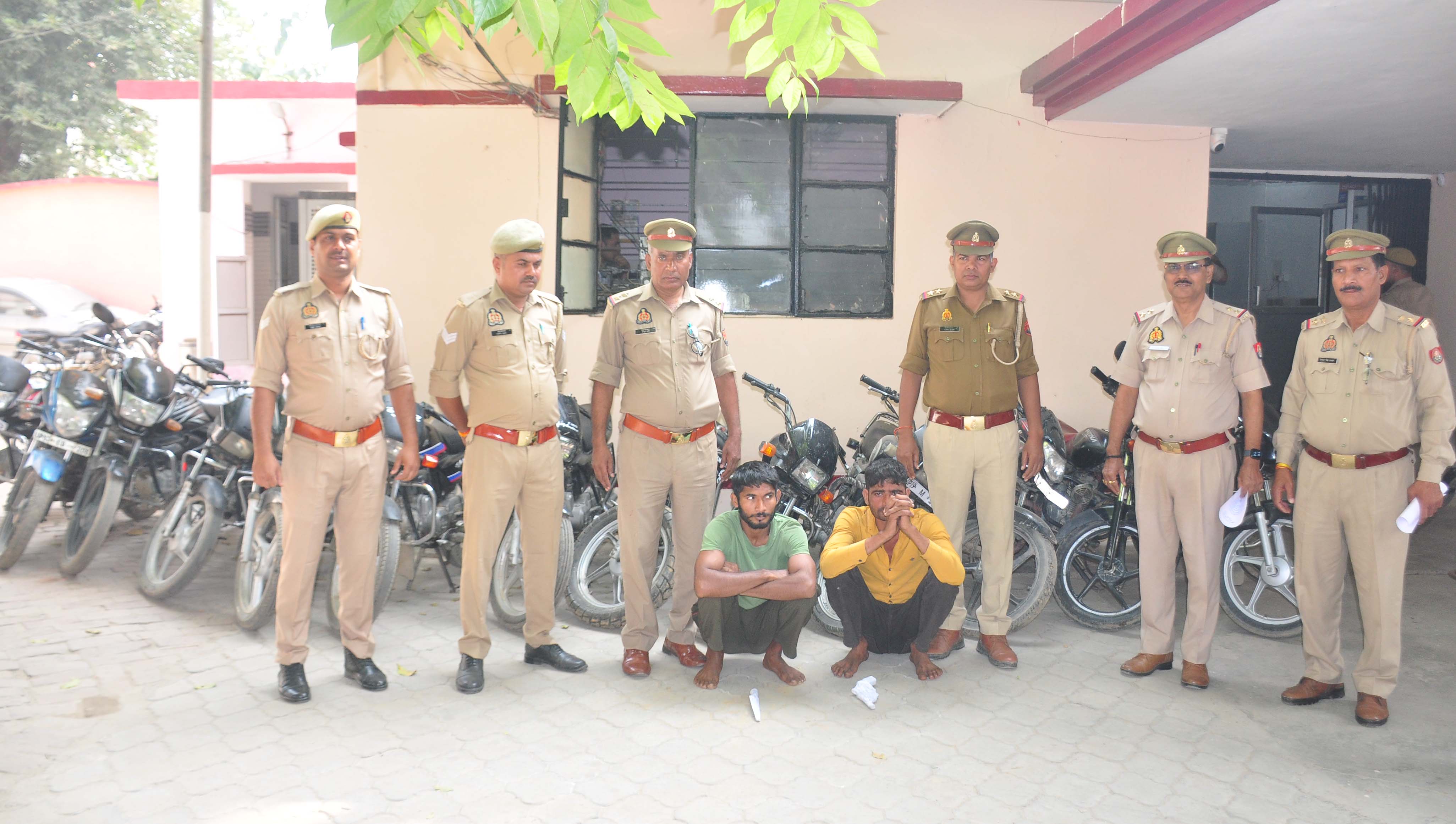 शामली: आदर्शमंडी पुलिस ने वाहन चोरों के गिरोह को धर-दबोचा, 13 चोरी की बाइकें बरामद