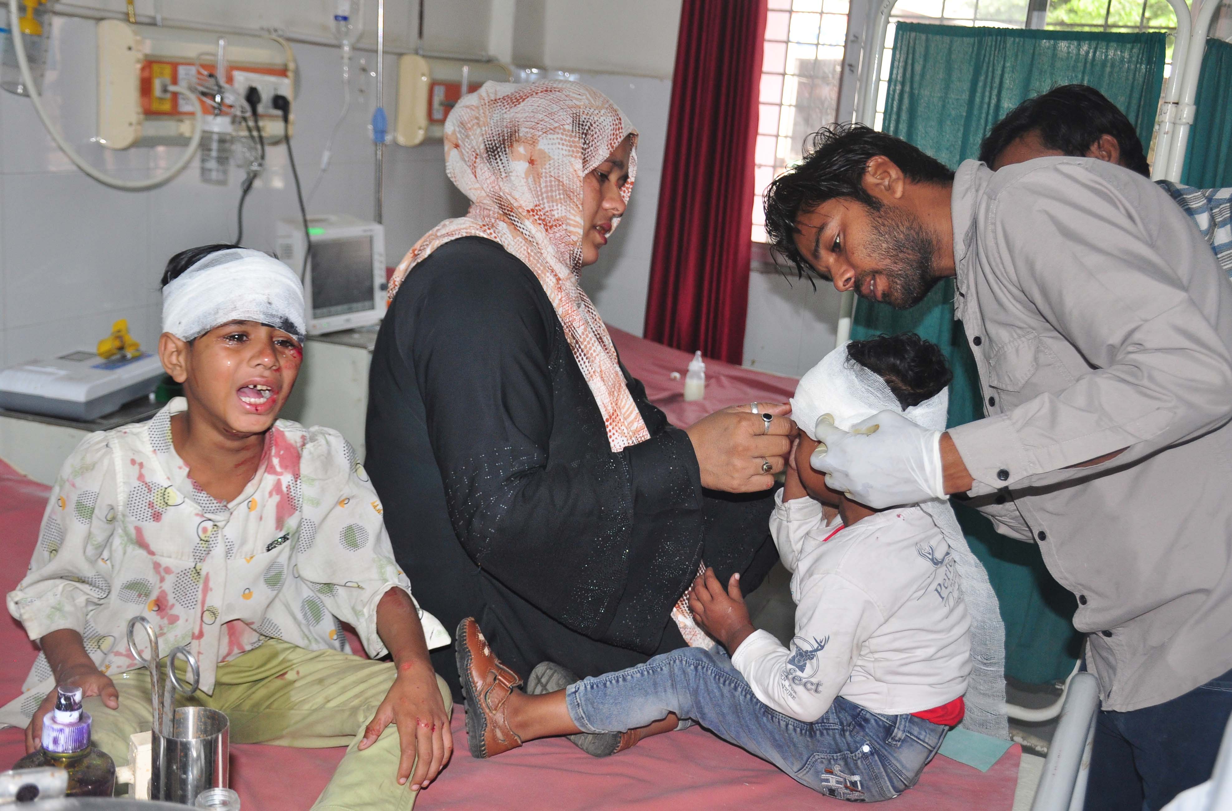 शामली में तेज रफ्तार बाइक सवार ने परिवार की बाइक में मारी टक्कर, चार बच्चों सहित पिता गंभीर रूप से घायल