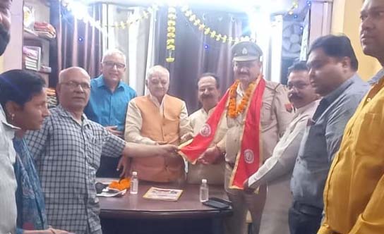 शामलीः व्यापार मंडल ने चोरी के मामलों का खुलासा करने पर कोतवाली प्रभारी सचिन शर्मा को किया सम्मानित
