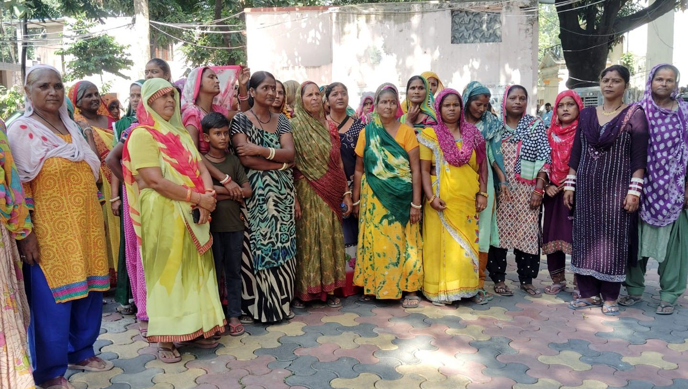 मुजफ्फरनगर: ट्रेड फेयर के कारण मंगल बाजार पर संकट, दुकानदारों ने डीएम कार्यालय पहुंचकर जताई नाराजगी; वैकल्पिक स्थान की मांग