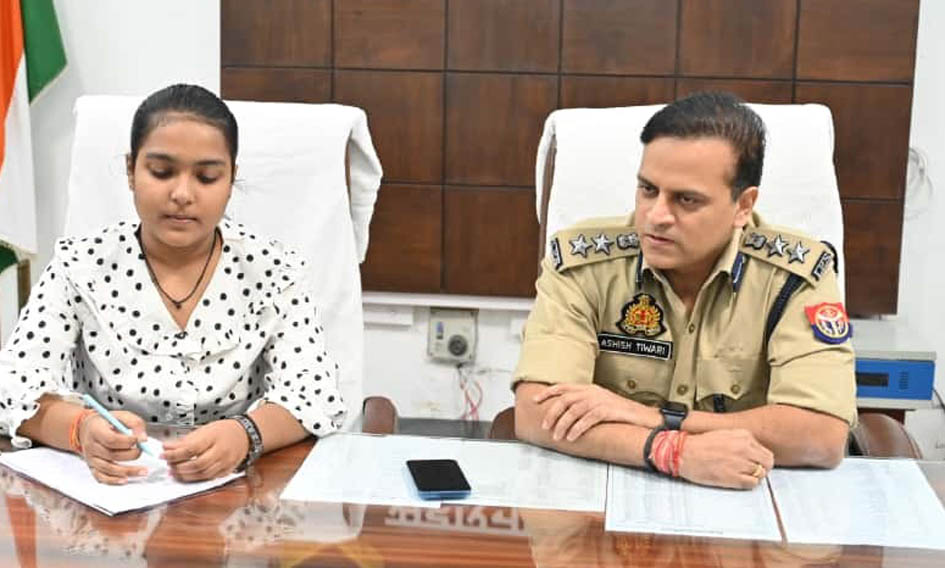 सहारनपुर में 'एक दिन की नायिका' बनी बेटियां: डीएम, एसएसपी और सीडीओ की कुर्सी संभाल कर की जनसुनवाई