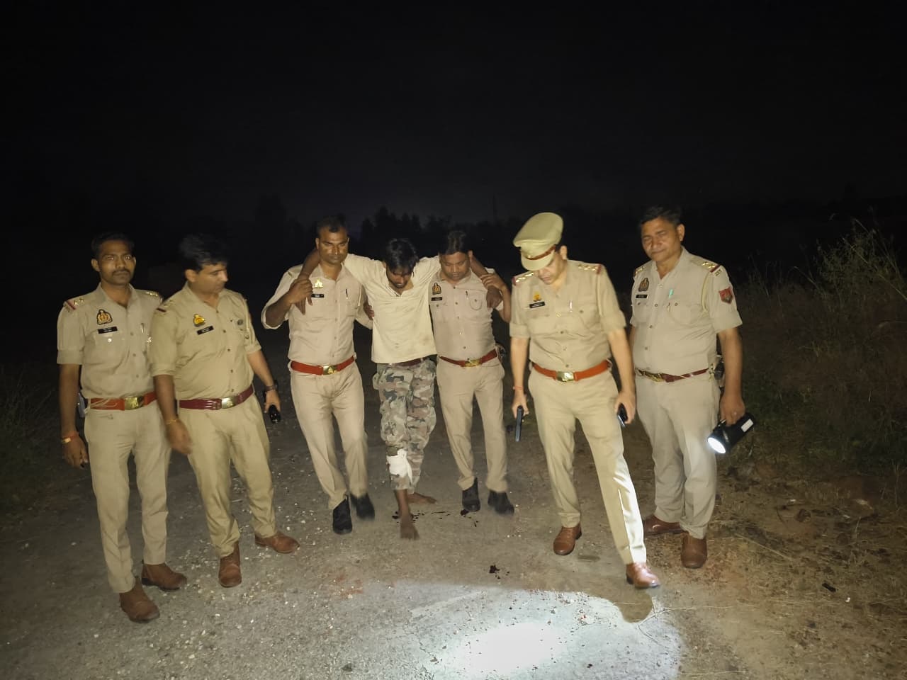 मुजफ्फरनगर: नई मंडी क्षेत्र में पुलिस मुठभेड़, शातिर पशु चोर गोली लगने से घायल; फर्जी नंबर प्लेट वाली बाइक और अवैध हथियार जब्त