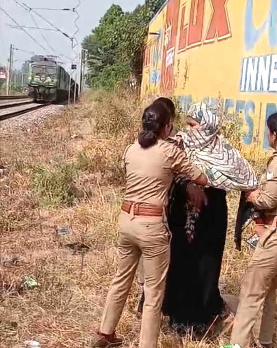 सहारनपुर में रेलवे पटरी पर आत्महत्या कर रही महिला को मिशन शक्ति टीम ने समय रहते बचाया