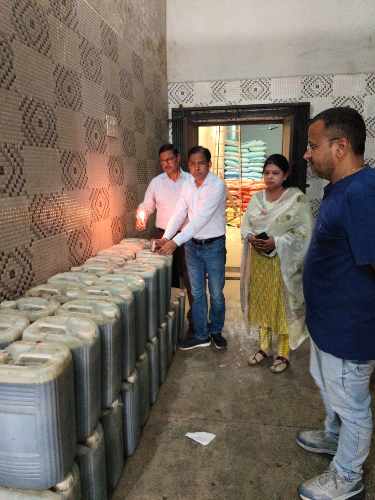 मुजफ्फरनगर में खाद्य तेलों में मिलावट का भंडाफोड़, 682 लीटर नकली सरसों तेल जब्त, मावा भट्ठी पर भी छापा