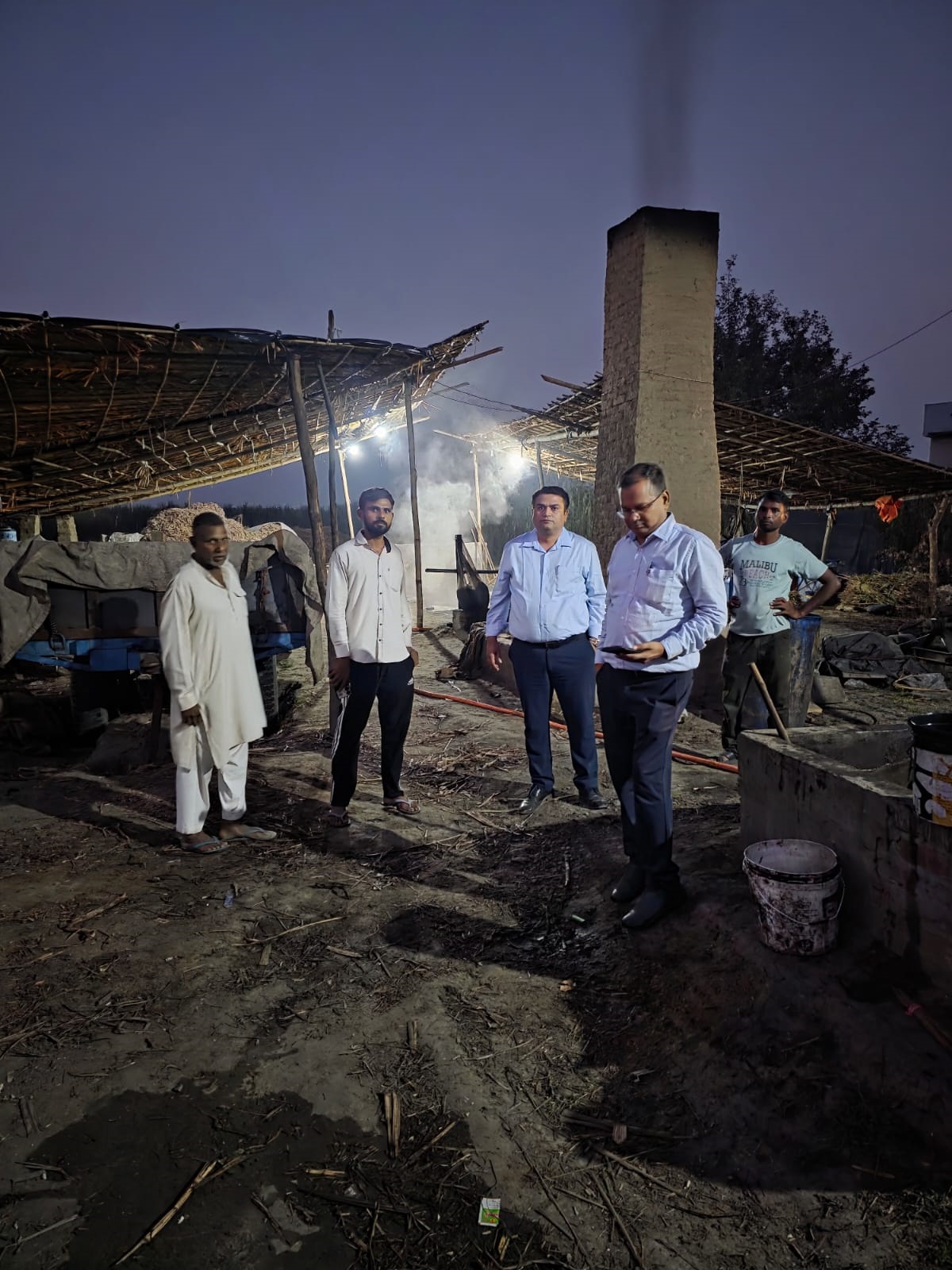 मुज़फ्फरनगर में प्रदूषण के खिलाफ बड़ी कार्रवाई, पीनना में तीन कोल्हू सील, प्लास्टिक-कपड़ा कचरा जलाते मिले संचालक