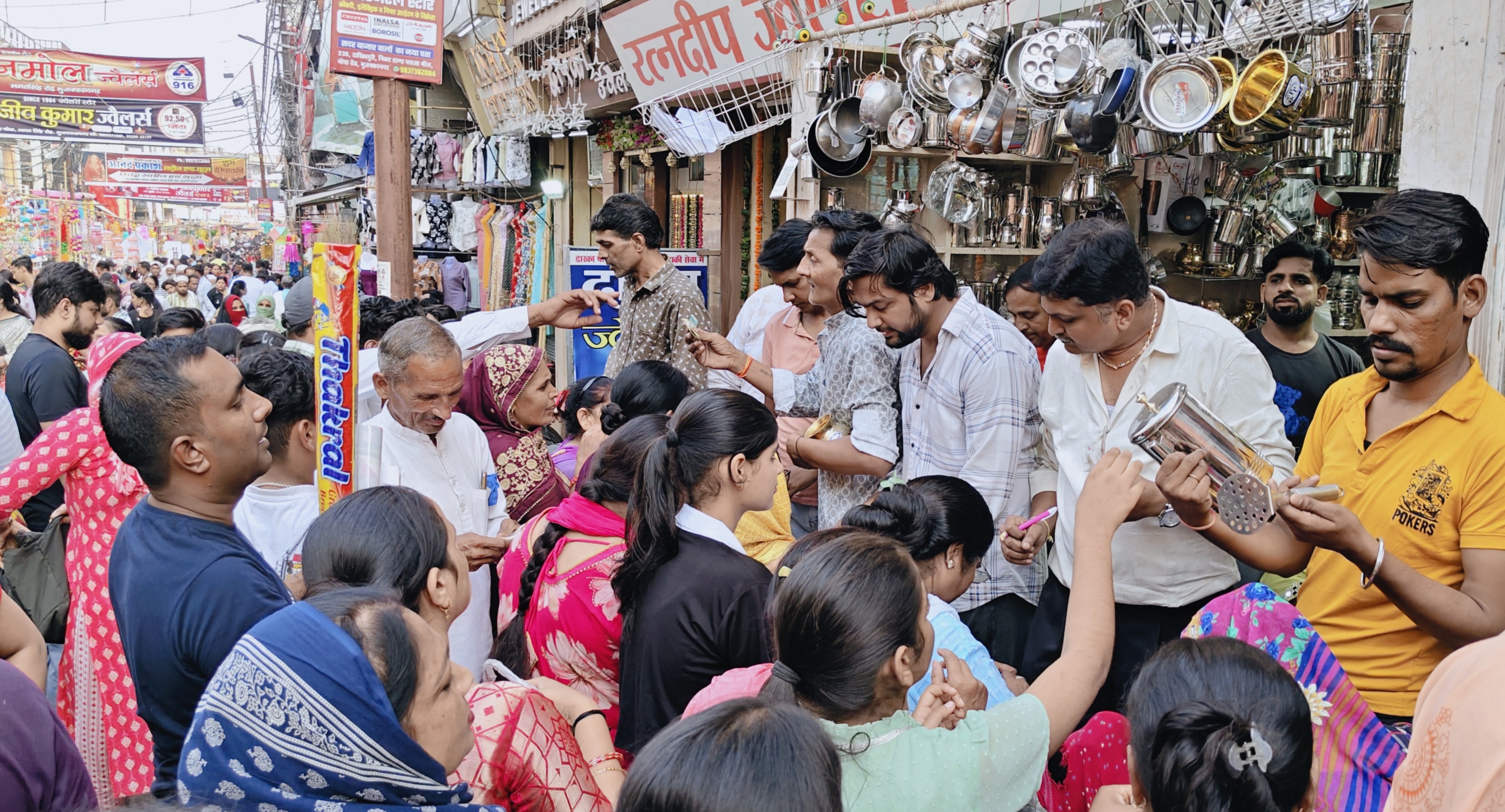 मुज़फ्फरनगर में धनतेरस पर जमकर हुई 'धनवर्षा', करोड़ों का कारोबार, सुरक्षा के लिए 20 जोन-21 सेक्टर में बंटा ज़िला