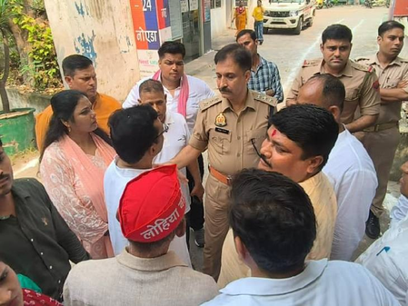 नोएडा में वायरल पोस्टर पर सियासी बवाल, समाजवादी पार्टी ने थाने के बाहर किया विरोध-प्रदर्शन