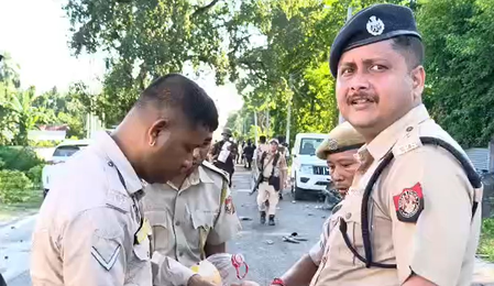 जुबीन गर्ग केस: आरोपियों को जेल ले जाते समय भड़के समर्थक, पुलिस वाहनों पर भीषण हमला, आगजनी; कई पुलिसकर्मी घायल, इंटरनेट सेवा बंद