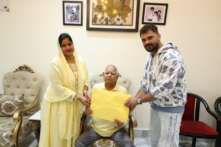 लालू यादव के हाथों सिंबल मिलने पर खेसारी लाल यादव खुश, छपरा विधानसभा से करेंगे नामांकन, RJD ने उतारा मैदान में
