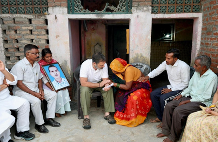 राहुल गांधी ने हरिओम वाल्मीकि के परिवार से की मुलाकात, यूपी में दलित उत्पीड़न पर जताया गहरा चिंता