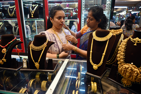 फिर सस्ता हुआ सोना-चांदी, सोने के दाम 500 रुपए से अधिक और चांदी के 1,000 रुपए से घटे