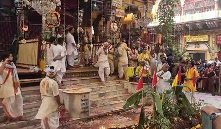 मथुरा में गोवर्धन पूजा का भव्य आयोजन: द्वारिकाधीश मंदिर में उमड़ा भक्तों का सैलाब