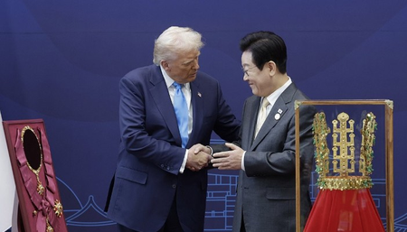 साउथ कोरिया में ‘शांतिदूत’ ट्रंप को स्वर्ण ताज और ‘ग्रैंड ऑर्डर ऑफ मुगुंगवा’ से सम्मानित किया गया