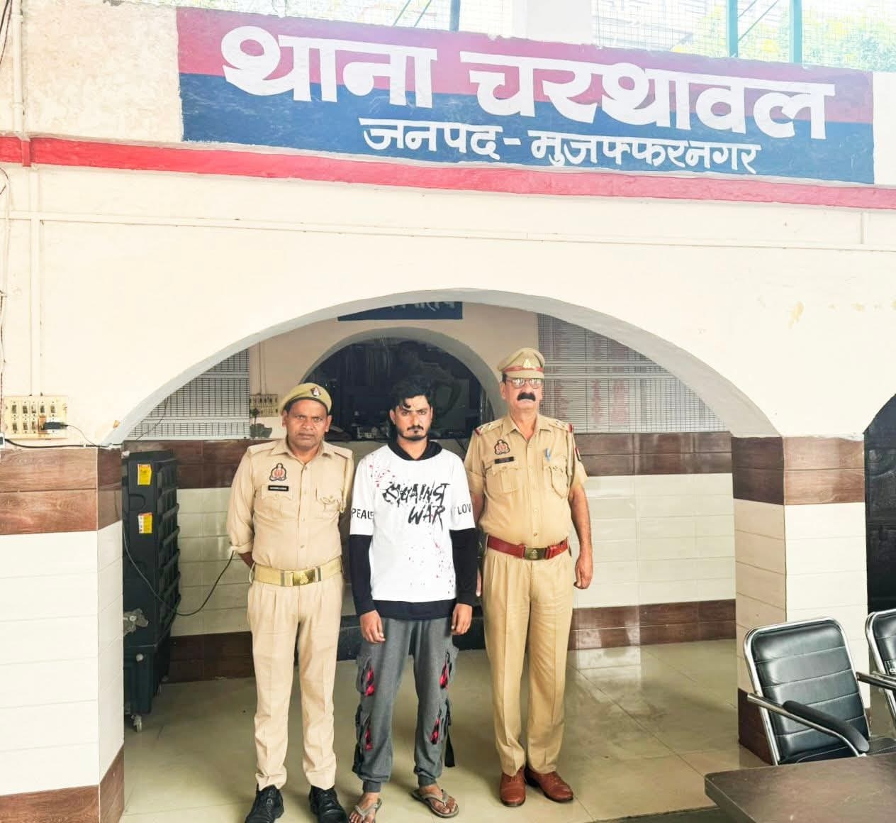 मुज़फ्फरनगर में हुड़दंग पर टोका तो पुलिसकर्मी से मारपीट, वर्दी फाड़ी, सिपाही से अभद्रता का वीडियो वायरल