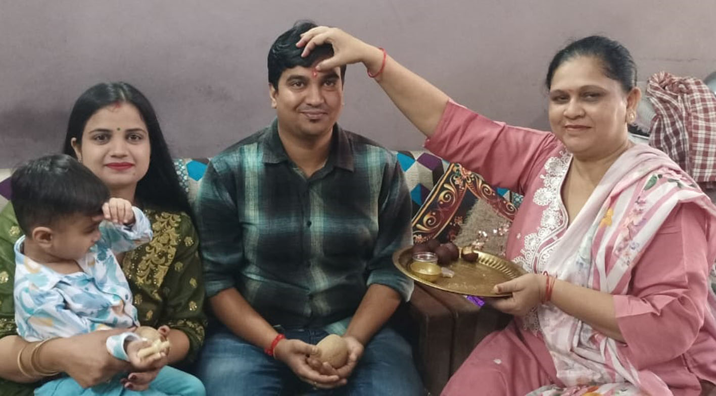 सहारनपुर में भैया दूज की परंपरागत झलक, जिला कारागार में भी बहनों ने भाइयों को तिलक लगाकर मनाया पर्व