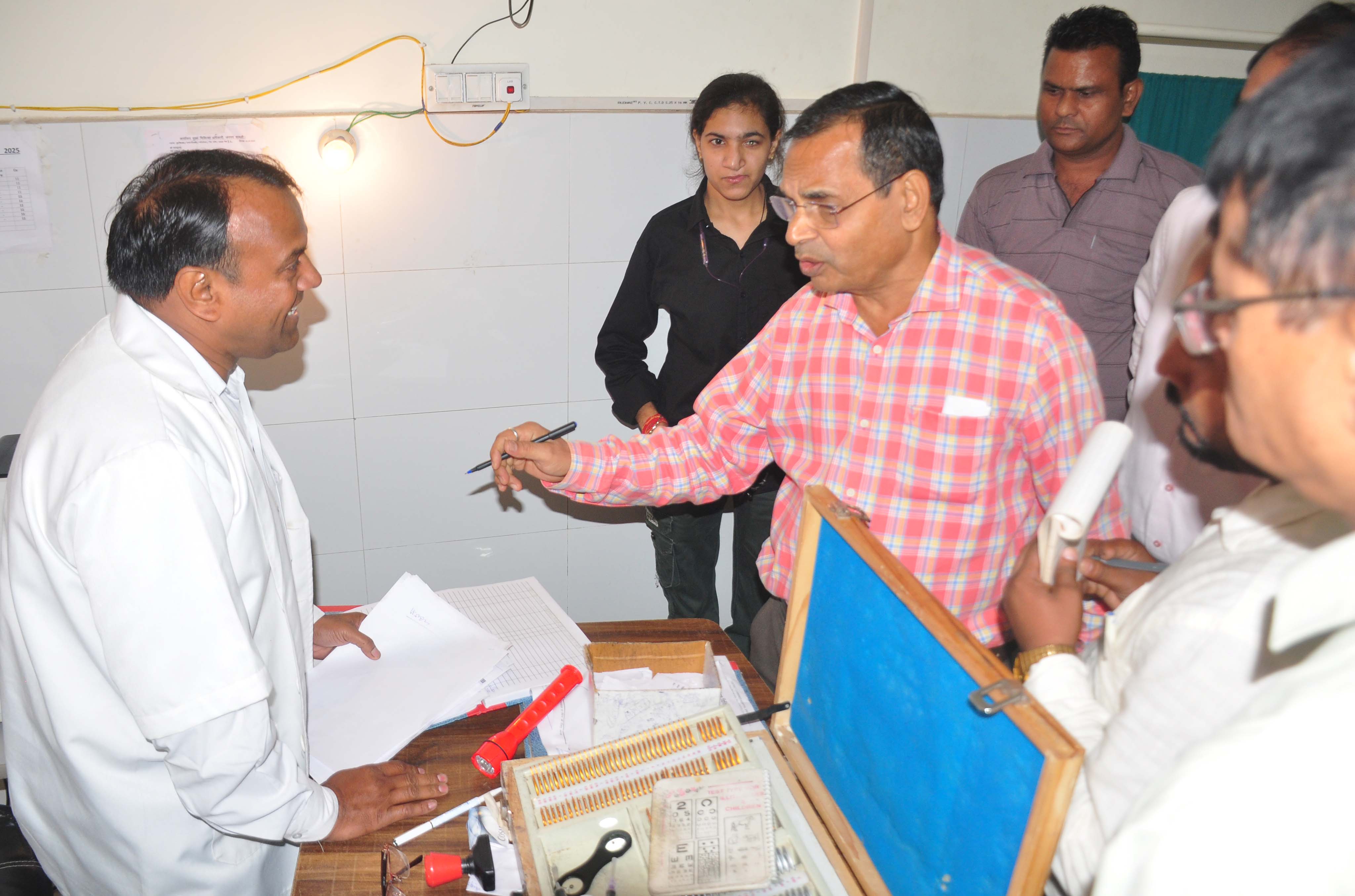 शामली जिला अस्पताल का एडी हेल्थ ने किया औचक निरीक्षण, डॉक्टरों की वर्दी और सफाई पर जताई नाराजगी