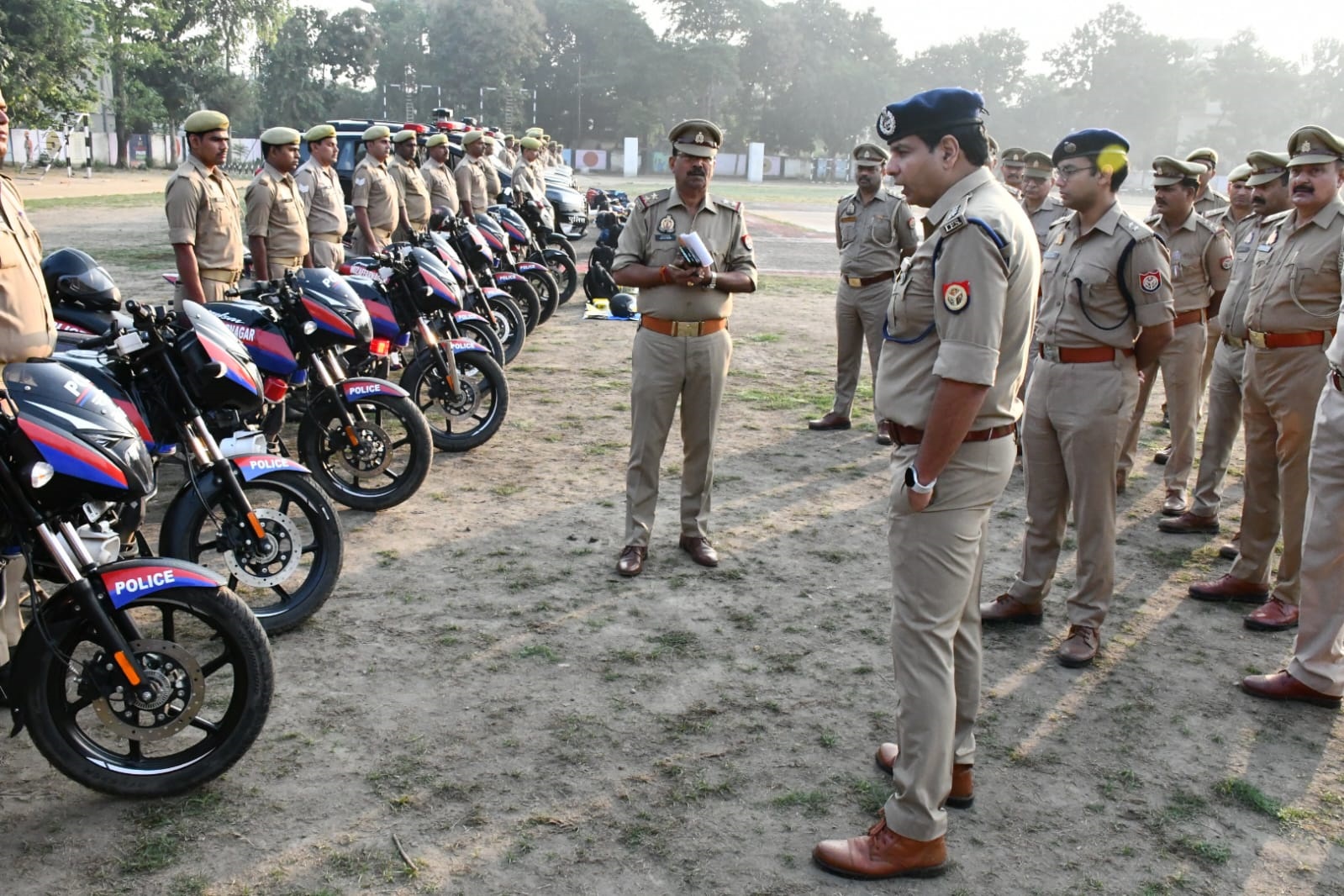 एसएसपी ने ली शुक्रवार परेड की सलामी, जवानों को दौड़ लगवाकर परखी फिटनेस; पुलिस लाइन का किया सघन निरीक्षण