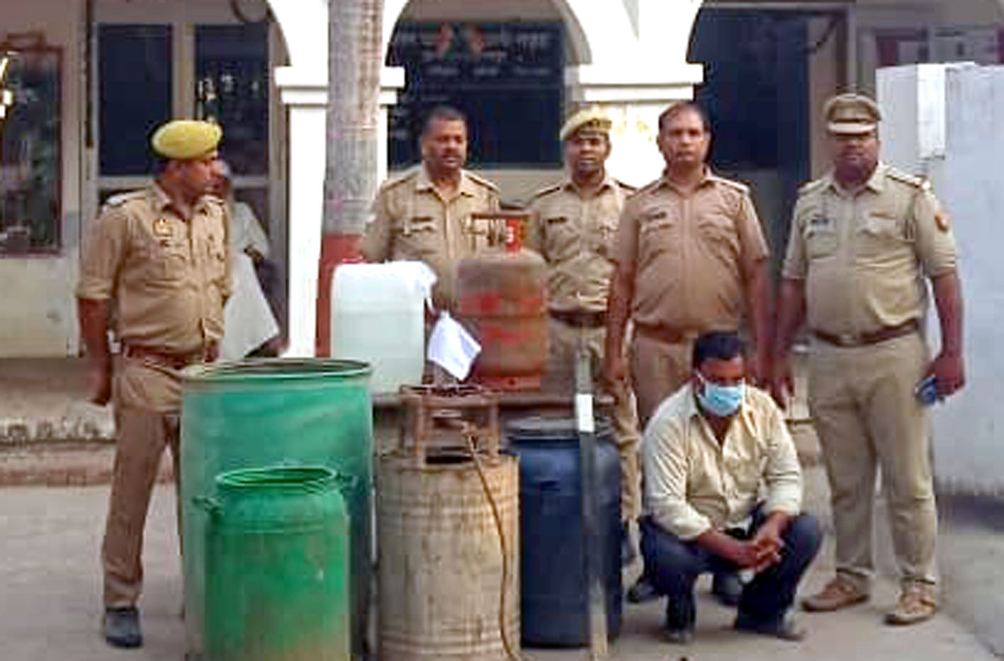 सहारनपुर में नकुड़ पुलिस ने अवैध शराब तस्कर को गिरफ्तार कर किया जेल भेज