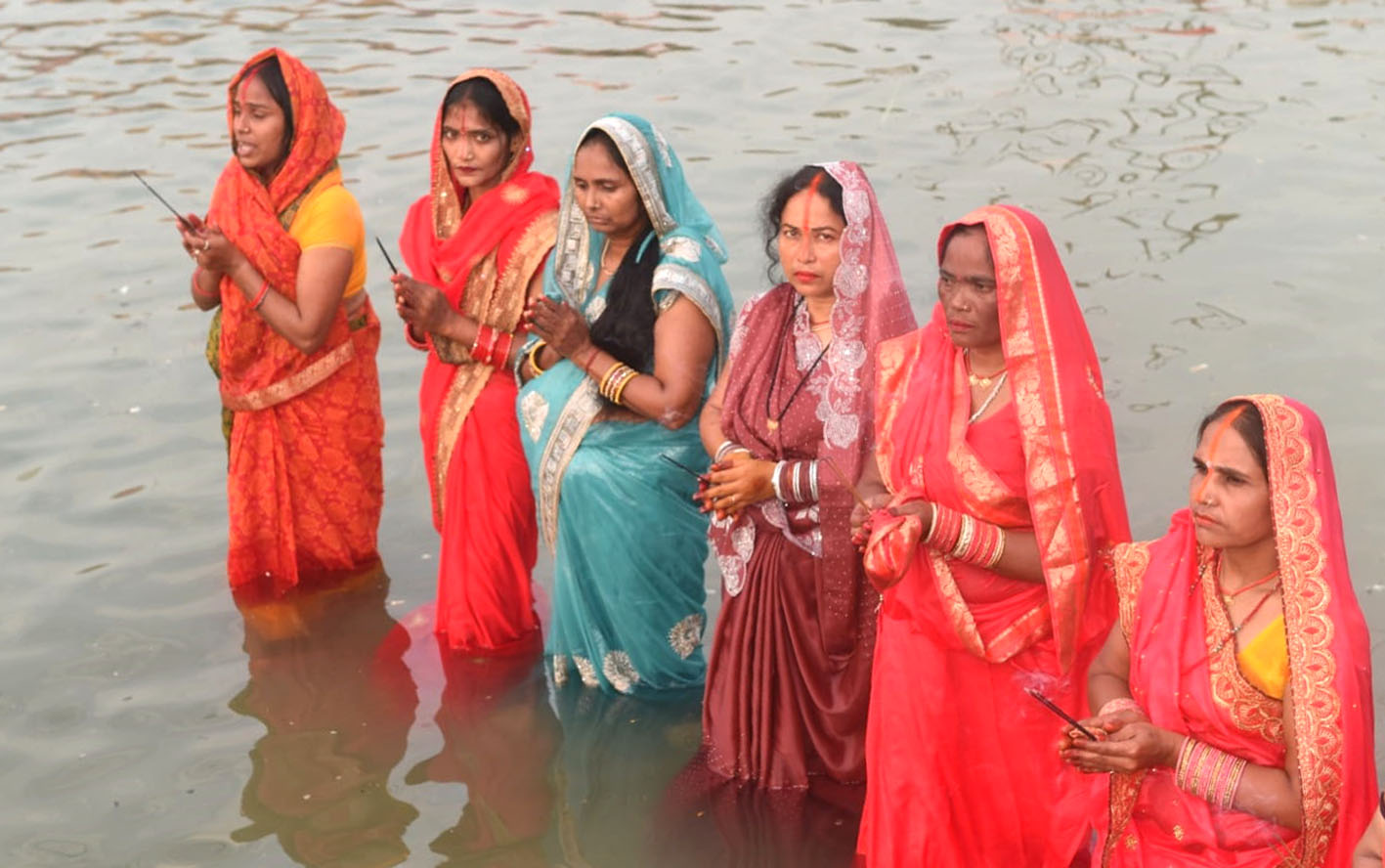 सहारनपुर: छठ महापर्व पर श्रद्धालुओं ने अस्त होते सूर्य को अर्घ्य देकर मनाई आस्था की छटा