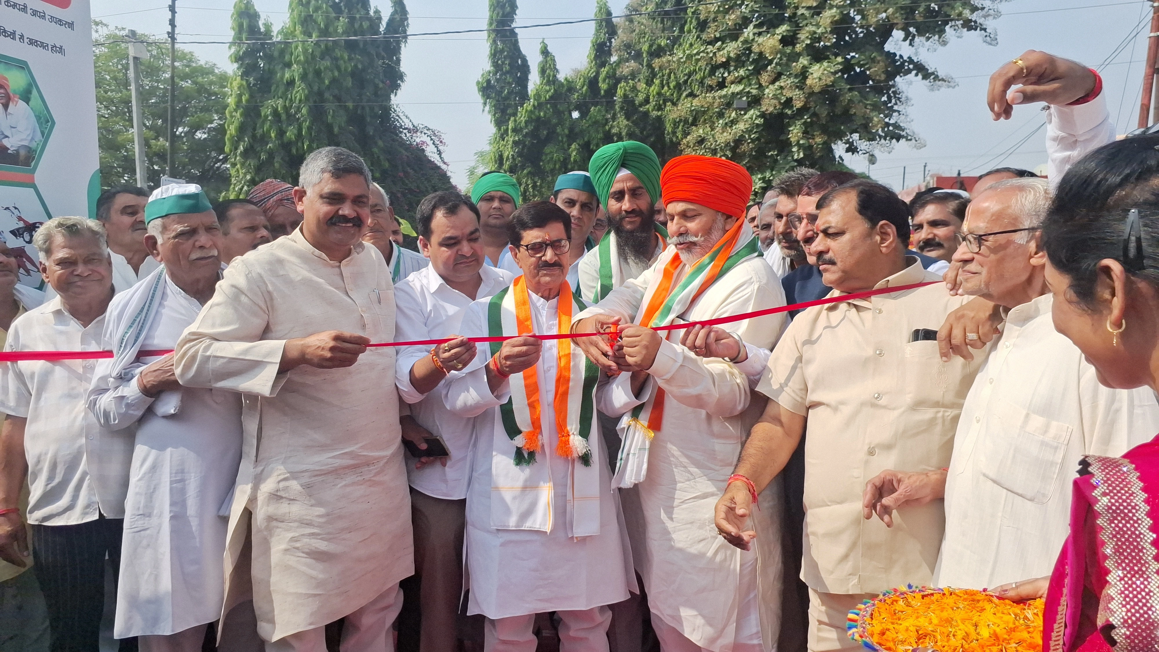 नवीन मंडी मुजफ्फरनगर में तीन दिवसीय किसान मेले का शुभारंभ, राकेश टिकैत और वीरपाल निर्वाल ने काटा फीता