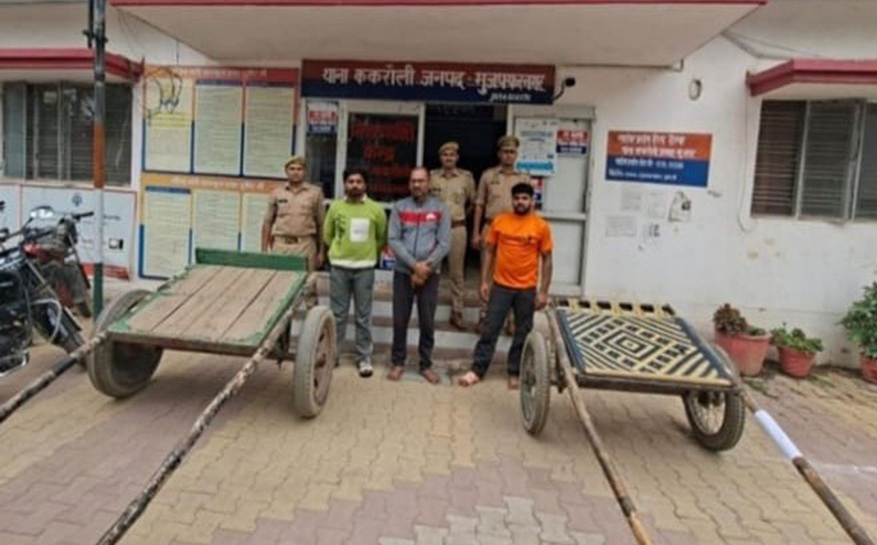 जुए का अड्डा बनी भैंस-बुग्गी दौड़; मुजफ्फरनगर पुलिस ने जड़वड़ में 3 को रंगेहाथ पकड़ा, 25 अज्ञात पर FIR