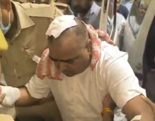 Lucknow Jail में हमला, पूर्व मंत्री Gayatri Prajapati के सिर पर हुआ वार!