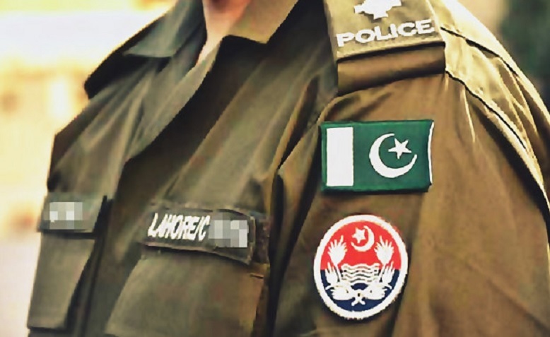 लाहौर में डकैती करते पकड़ा गया पुलिस सब इंस्पेक्टर, वायरल वीडियो के बाद हुआ गिरफ्तार