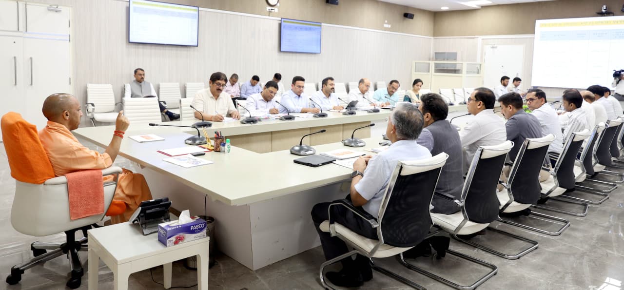 केवल फाइलों तक सीमित न रहें वरिष्ठ अधिकारी, धरातल पर उतरकर परियोजनाओं की देखें प्रगति: मुख्यमंत्री