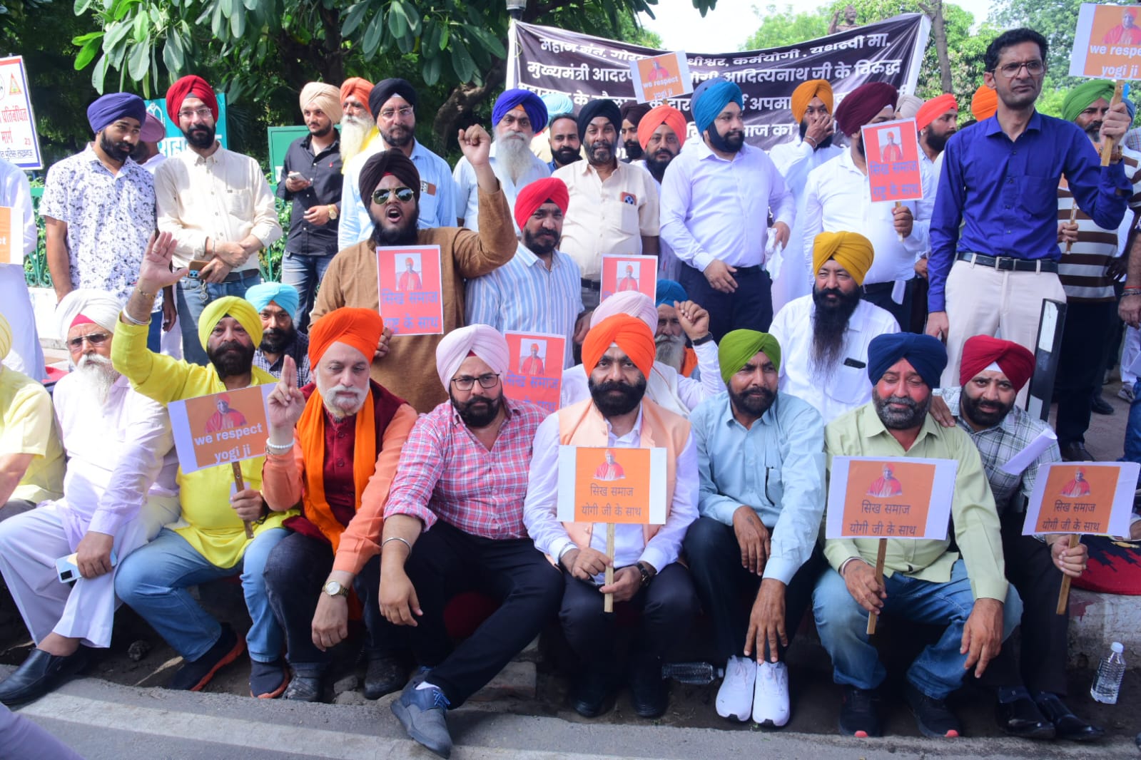 मुख्यमंत्री योगी के खिलाफ आपत्तिजनक टिप्पणी पर सिख समाज का विरोध प्रदर्शन, 'हम हैं योगी के साथ'