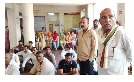 नोएडा में नाली विवाद में चाचा-भतीजे की हत्या, परिजन ने पुलिस आयुक्त कार्यालय पर धरना दिया