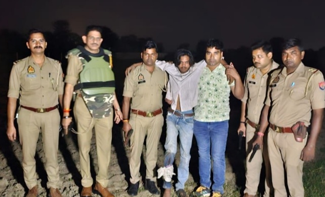 झांसी में ई-रिक्शा लूटने वाले दो बदमाश पुलिस मुठभेड़ में दबोचे गए, 4 घंटे में पूरी लूट बरामद