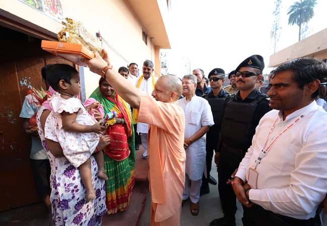 अयोध्या की निषाद बस्ती में मुख्यमंत्री योगी ने मनाई दीपावली, बच्चों को दिए उपहार