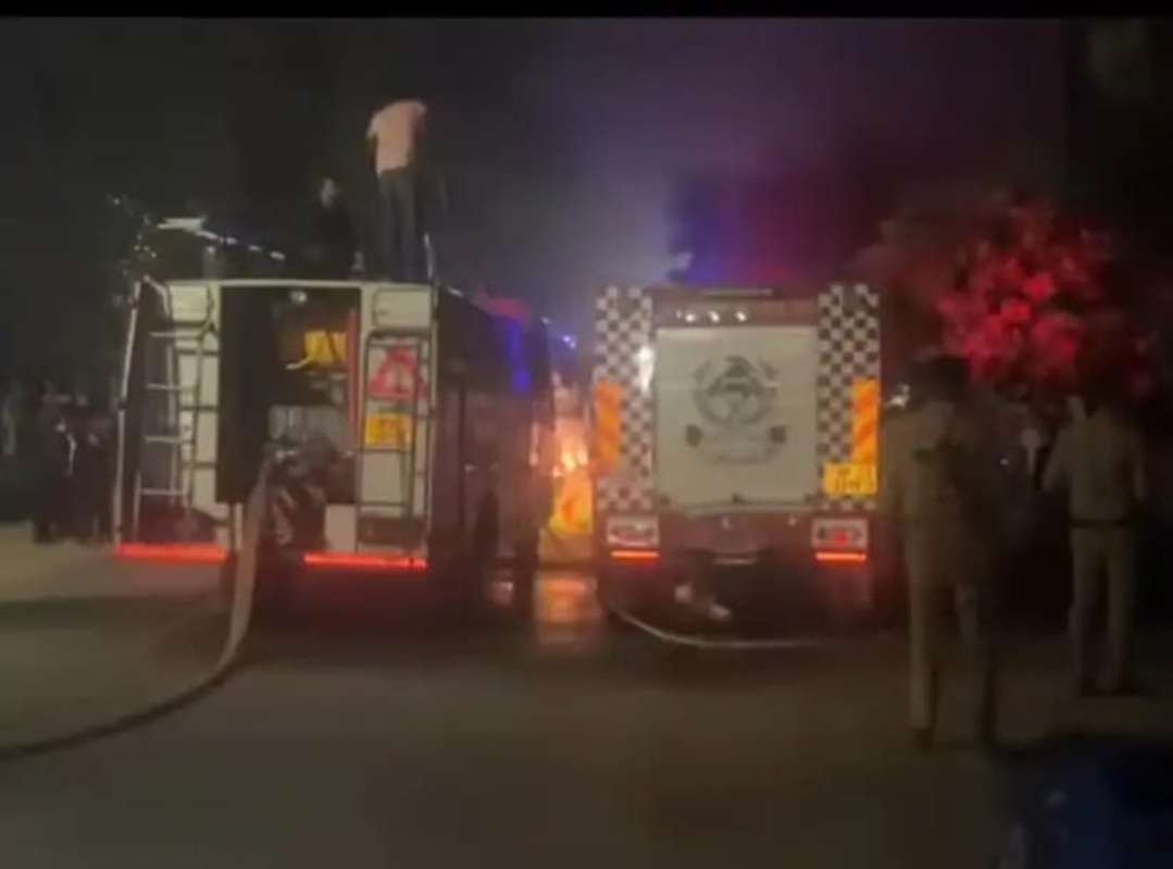 जौनपुर: खुटहन रोड स्थित फ्लिपकार्ट वेयरहाउस में भीषण आग, लाखों का सामान जलकर राख