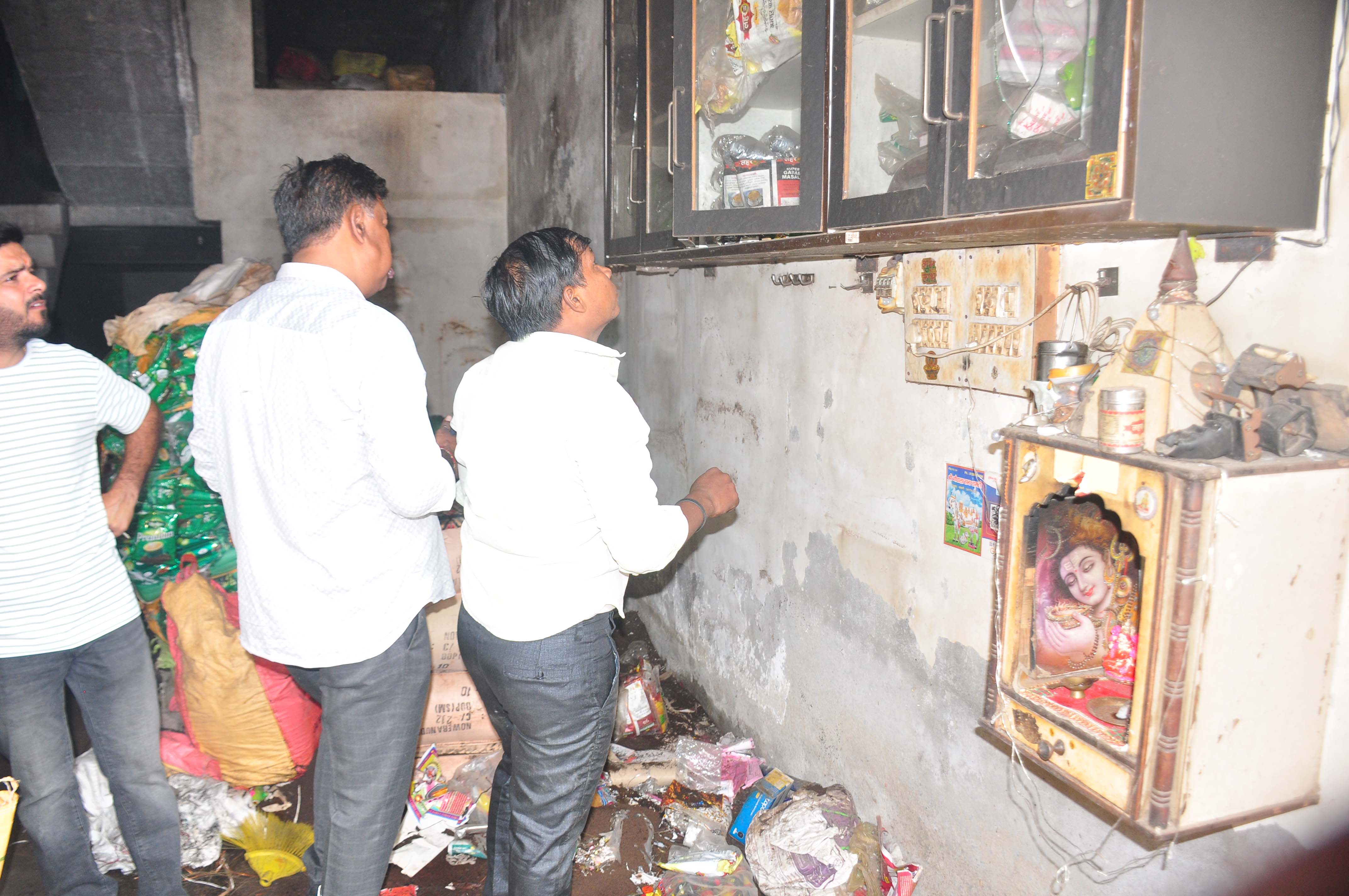 शामली में थोक दुकान में भयंकर आग, सीसीटीवी में बच्चा पटाखा फोड़ता दिखा