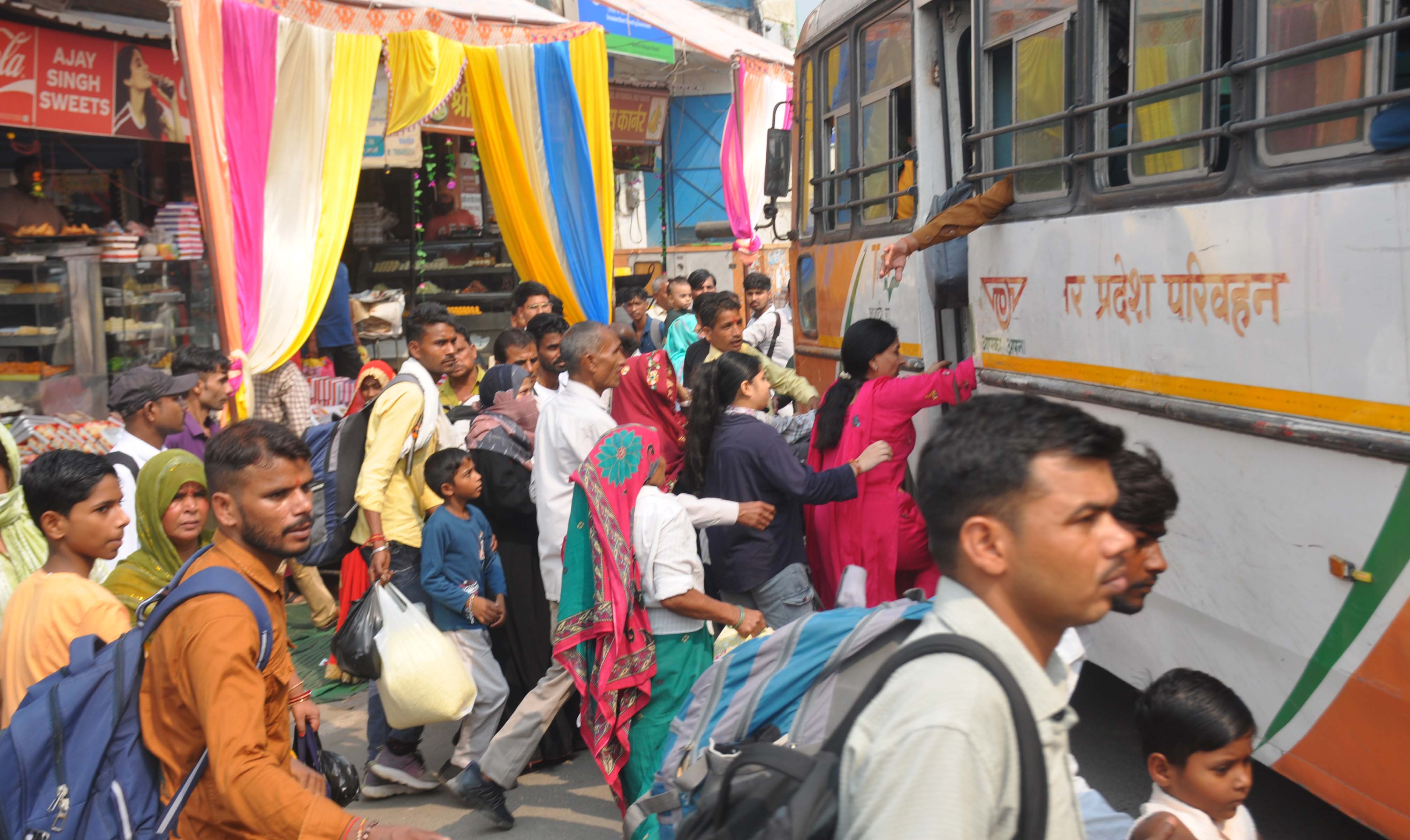शामली में भैयादूज पर बसों में भारी भीड़, डग्गामार वाहनों ने वसूला मनमाना किराया