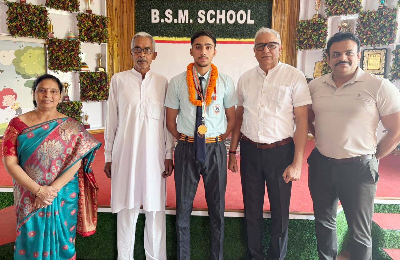 शामली के बीएसएम स्कूल के छात्र अक्षित कुमार ने राज्यस्तरीय एयर राइफल शूटिंग में जीता गोल्ड मेडल