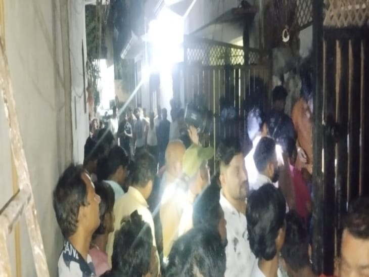 सुलतानपुर में शॉर्ट सर्किट से आग, कपड़े के गोदाम में लाखों का नुकसान, विवाद भी भड़क गया