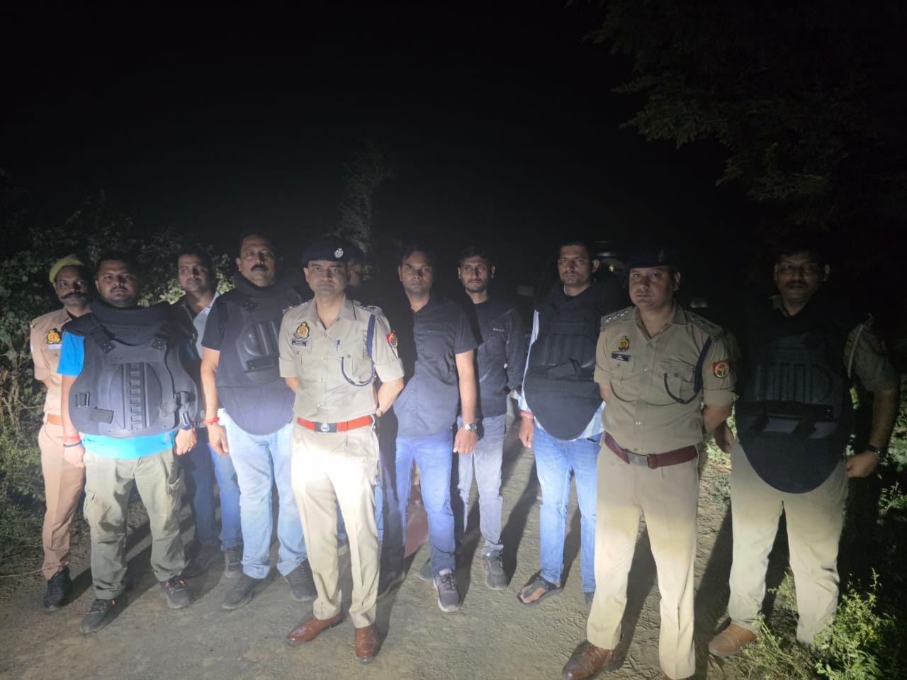 प्रयागराज में पुलिस मुठभेड़ में 25 हजार के इनामी बदमाश घायल, साथी फरार