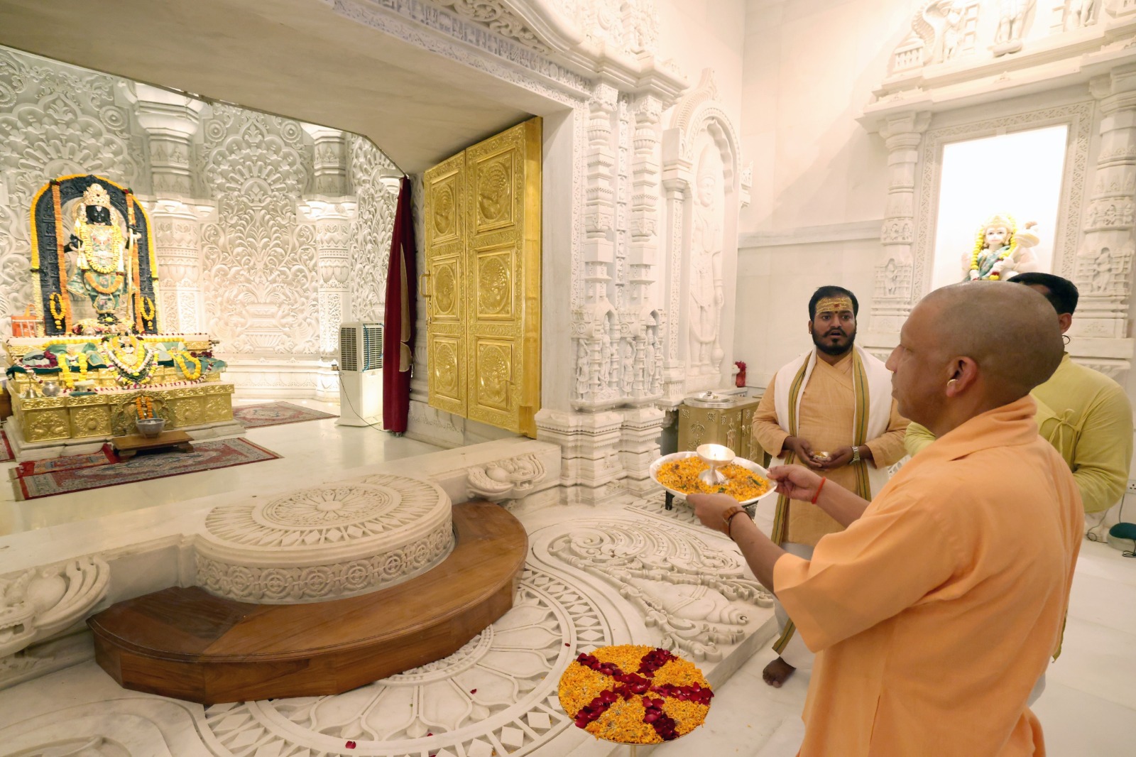 अयोध्या पहुंचे सीएम योगी, हनुमानगढ़ी में दर्शन, रामलला के दरबार में आरती उतारी,ट्रस्ट पदाधिकारियों से की चर्चा