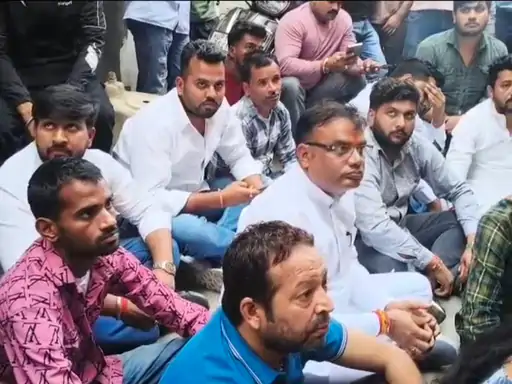 सहारनपुर में लव जिहाद विवाद, 20 साल की सज़ा वाले युवक के घर पहुंची हिंदू युवती, बजरंग दल ने किया हंगामा