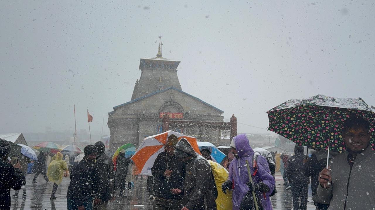उत्तराखंड में जारी बारिश, ऊंचाई वाले इलाकों में बर्फबारी से बढ़ी ठंड