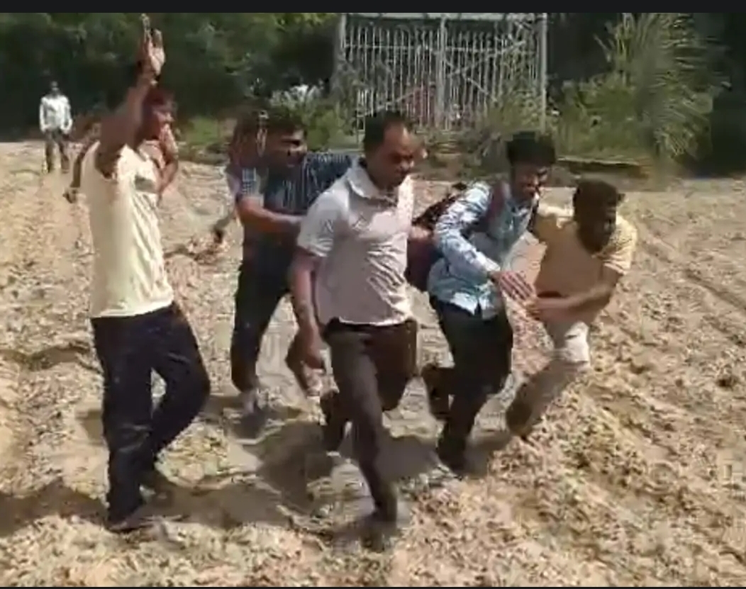 औरैया में डीएपी खाद की किल्लत पर बवाल, किसानों ने समिति सचिव को दौड़ा-दौड़ाकर पीटा