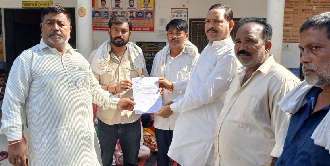 शामलीः बनत नगर पंचायत में सफाई कर्मचारियों ने सभासदों पर अभद्रता का लगाया आरोप, हड़ताल की चेतावनी