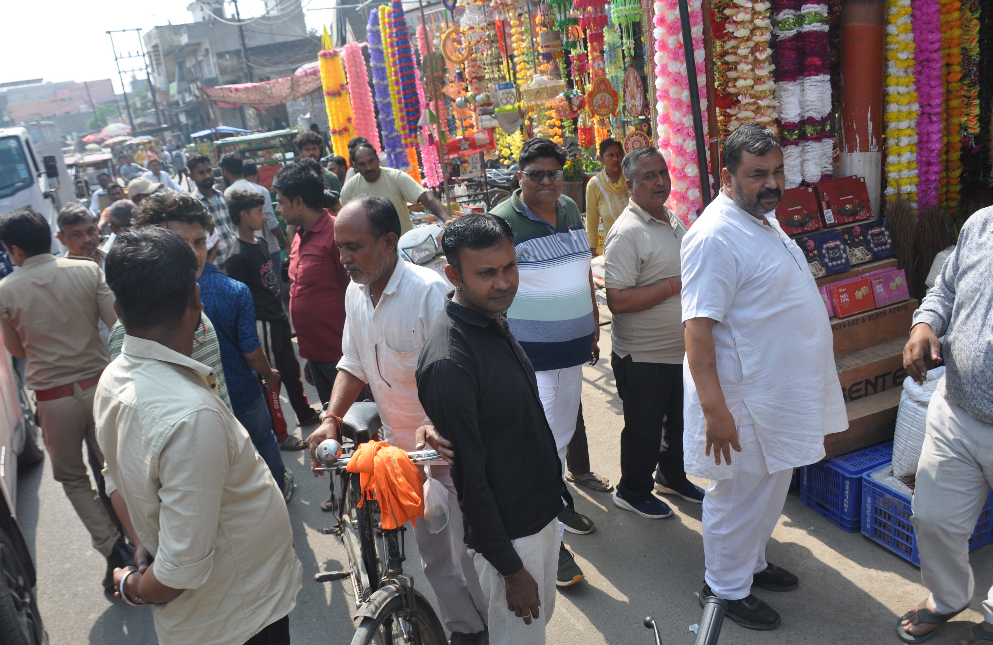 शामली में दीपावली से पहले सड़क पर सामान रखने को लेकर दुकानदारों में भिड़ंत