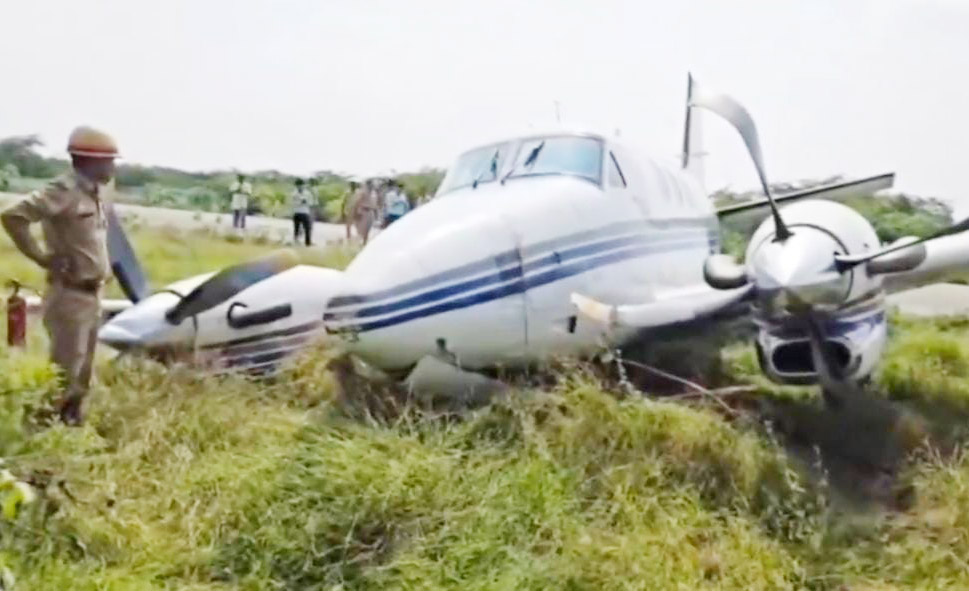 फर्रुखाबाद में चार्टर प्लेन हादसा, टेकऑफ के समय रनवे से फिसला, सभी यात्री सुरक्षित